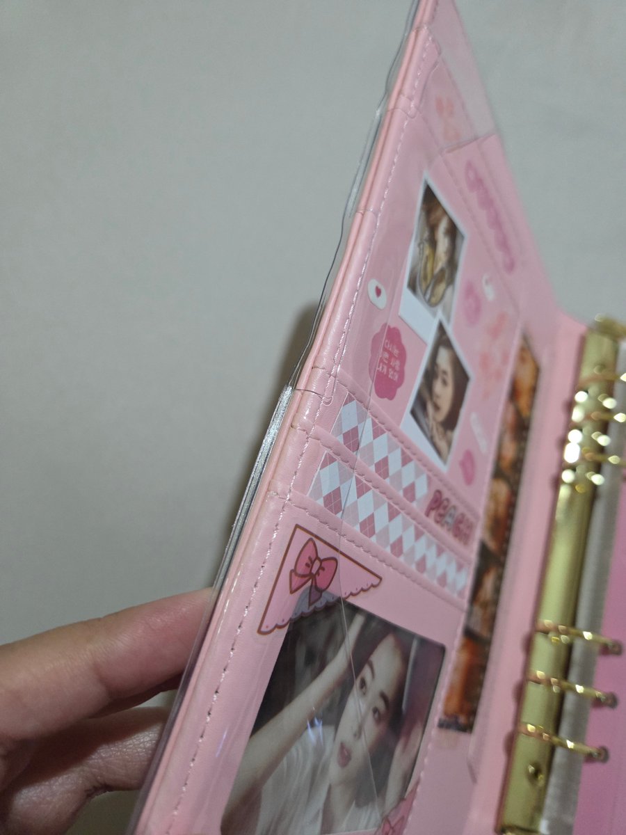 Eu puxei tanto esse troço que ou o binder entorta ou a capa rasga. Mas entrou.