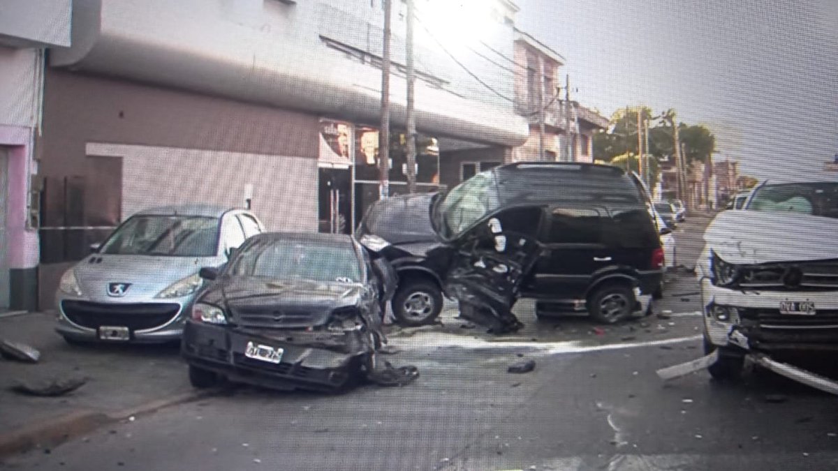 solotransito's tweet image. En Quilmes Fuerte CHOQUE MULTIPLE 7 vehiculos, la EcoSport cruzó en Rojo #Av Calchaquí y Lamadrid 3 personas trasladadas un menor entre ellas corte en calchaqui desde la rioja sentido hacia la ciudad de Bs As y altura lamadrid sentido sur  via @MarceloBaio2