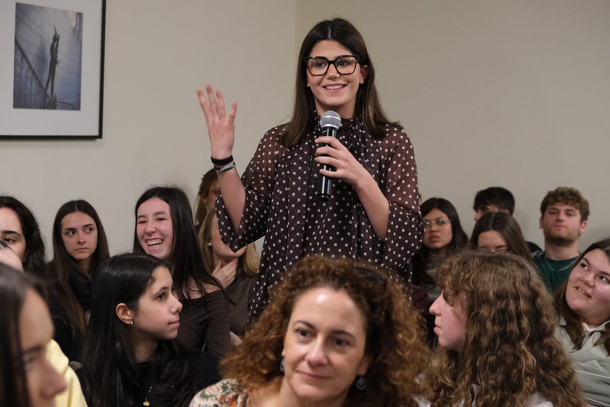 icmm_csic's tweet photo. 💫Para presentar esta edición reunimos en @ateneodemadrid a cuatro #nanocientíficas que hablaron de su trabajo y experiencia junto a alumnado de tres institutos de Madrid.
👩🔬Un encuentro inspirador que nos anima a seguir impulsando la #divulgación
https://t.co/eHZ74SI5Ks https://t.co/m5APgJSdX4
