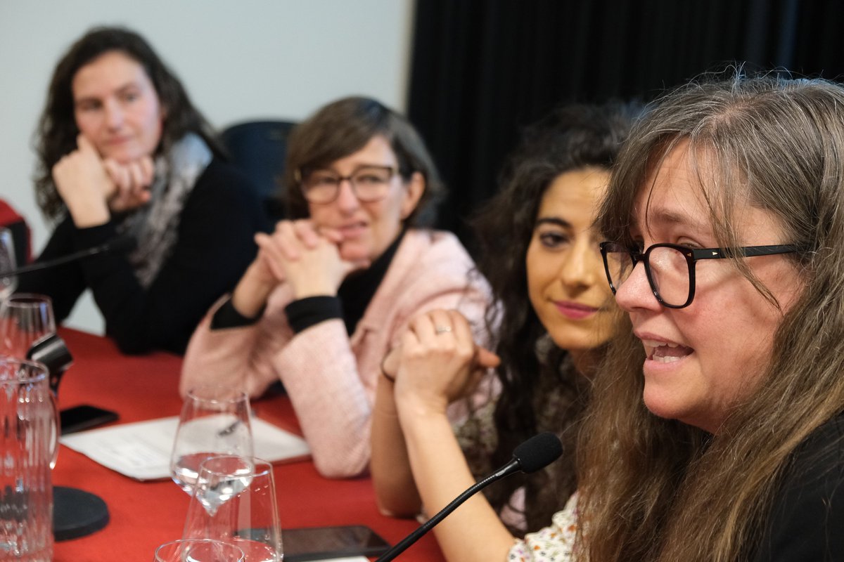 icmm_csic's tweet photo. 💫Para presentar esta edición reunimos en @ateneodemadrid a cuatro #nanocientíficas que hablaron de su trabajo y experiencia junto a alumnado de tres institutos de Madrid.
👩🔬Un encuentro inspirador que nos anima a seguir impulsando la #divulgación
https://t.co/eHZ74SI5Ks https://t.co/m5APgJSdX4
