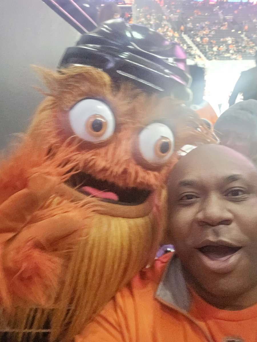 TweetLegendary's tweet photo. I indeed did meet @GrittyNHL https://t.co/UYU4ERIubs