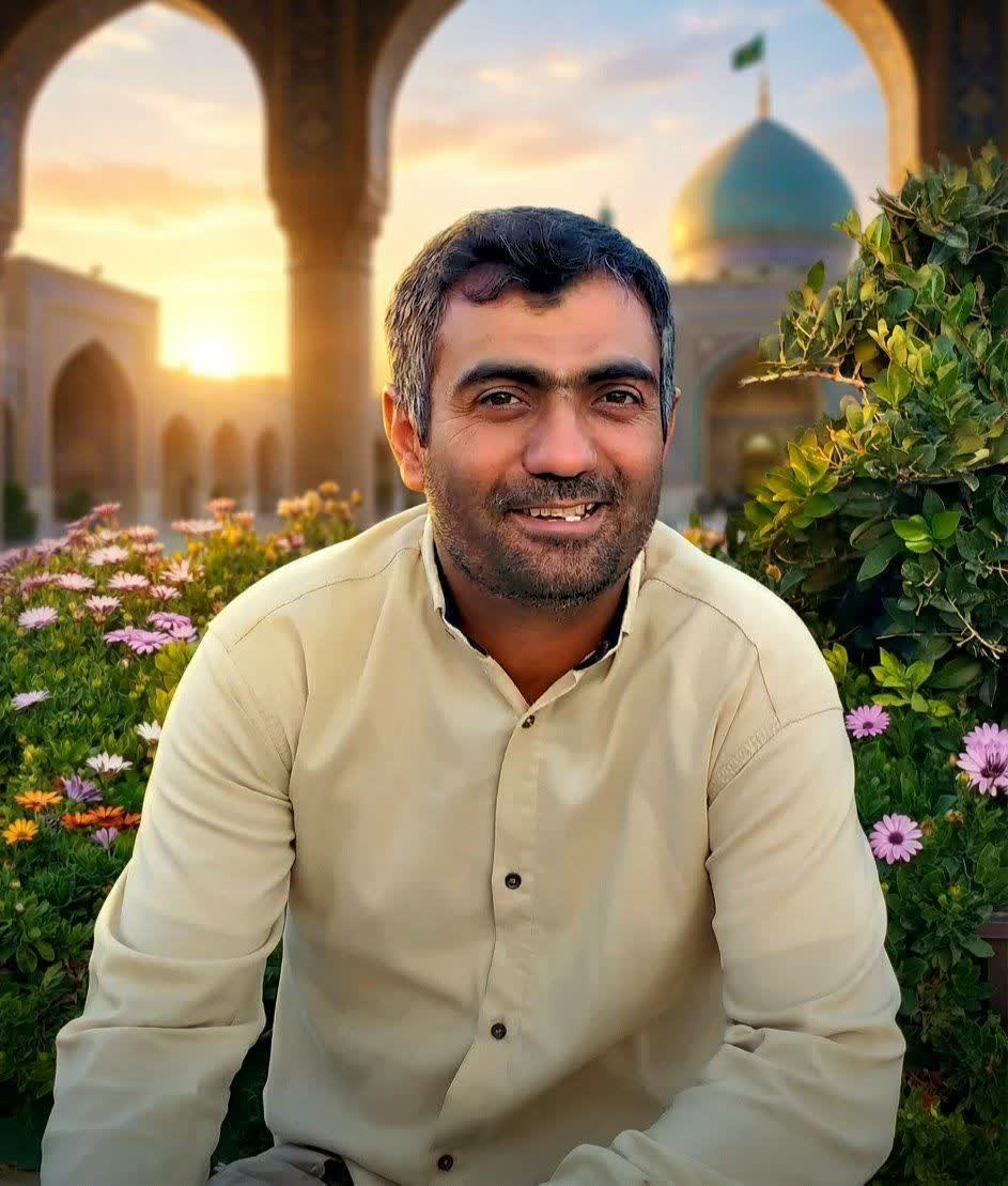او نه اسم داشت، نه عنوان…
و به اعتقاد خودش فقط مشتی خاک بود...
و خدا با همان خاک، مردی ساخت
که قهرمان و عزیز شد.
سردار شهید جعفر اسحاقیان
شهیدی که بی‌هیاهو و بی‌ادعا بود...
#شاهد_نمونه