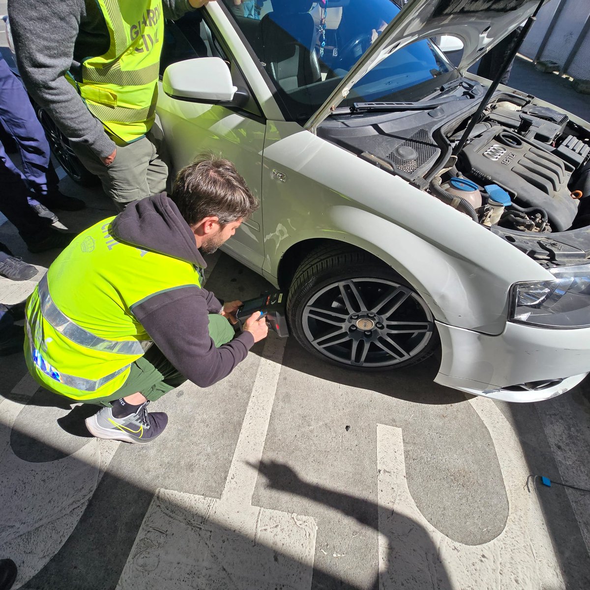 guardiacivil's tweet photo. #ColaboraciónPolicial | Concluyen las jornadas de detección de delitos vinculados a vehículos a motor

📍 Puerto de Algeciras.

👮🏻‍♂️ Finalizan las jornadas organizadas por la Agencia @Frontex orientadas a la detección de delitos relacionados con vehículos a motor. 

🌐 Han asistido miembros de las Fuerzas de Seguridad portuguesas🇵🇹, Cat. 1 del Cuerpo Permanente de #Frontex y efectivos de la #GuardiaCivil.

#StrongerTogether