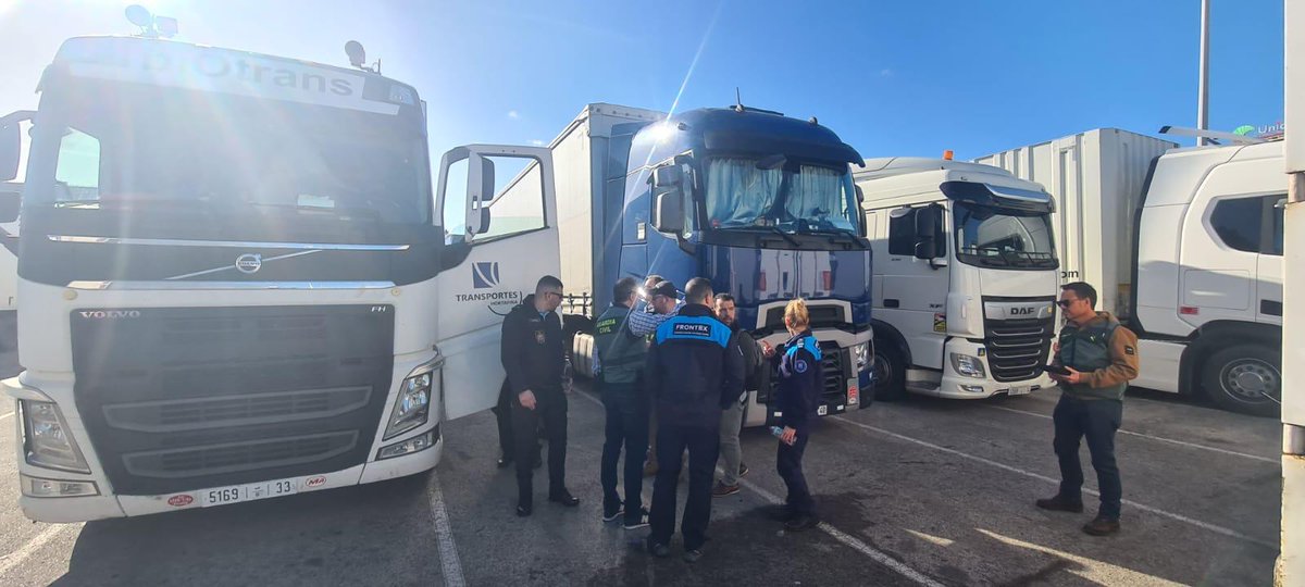guardiacivil's tweet photo. #ColaboraciónPolicial | Concluyen las jornadas de detección de delitos vinculados a vehículos a motor

📍 Puerto de Algeciras.

👮🏻‍♂️ Finalizan las jornadas organizadas por la Agencia @Frontex orientadas a la detección de delitos relacionados con vehículos a motor. 

🌐 Han asistido miembros de las Fuerzas de Seguridad portuguesas🇵🇹, Cat. 1 del Cuerpo Permanente de #Frontex y efectivos de la #GuardiaCivil.

#StrongerTogether