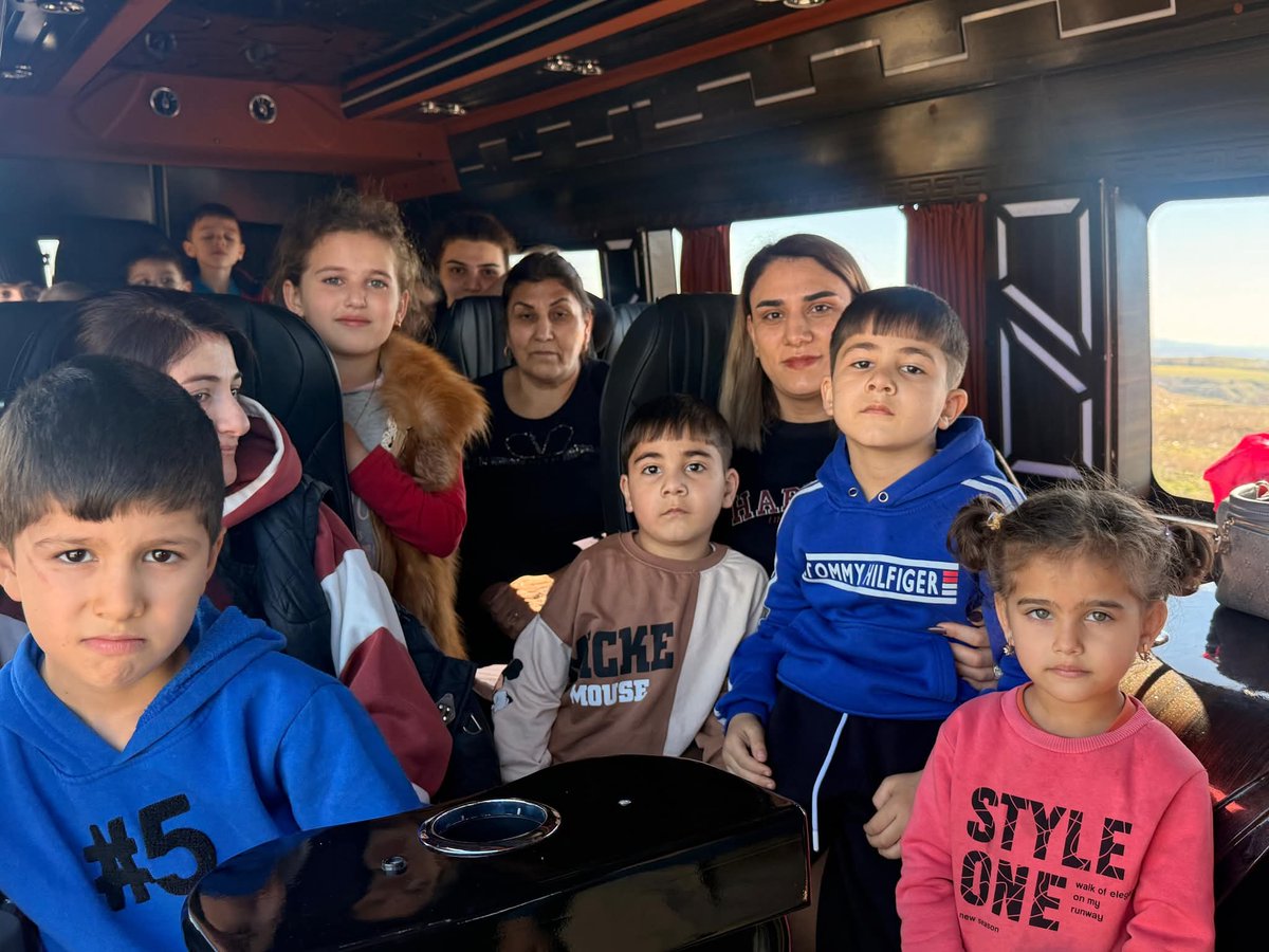 Xocavənd şəhərinə və Xocavənd kəndinə ilk köç karvanları yola salınıb

Bu mərhələdə Xocavənd şəhərinə 50 ailə -194 nəfər, Xocavənd kəndinə isə 20 ailə - 94 nəfər köçürülüb. 

 #BöyükQayıdış #Xocavənd #Qarabağ