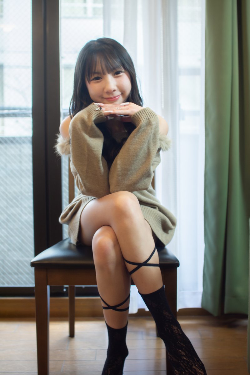 ✨やわ光に溶けるニット袖が心にそっと触れる🌿
🌈レースの足もとが流れる旋律のように軽やか🎶
💐この窓辺の空気まで一緒に揺らしてみるかい🎀

2025/12/31
🧹大晦日だよ☆年末ジャンボ撮影会 in ホワイトブレイン Studio1🧹
#sena
#PUREFUL