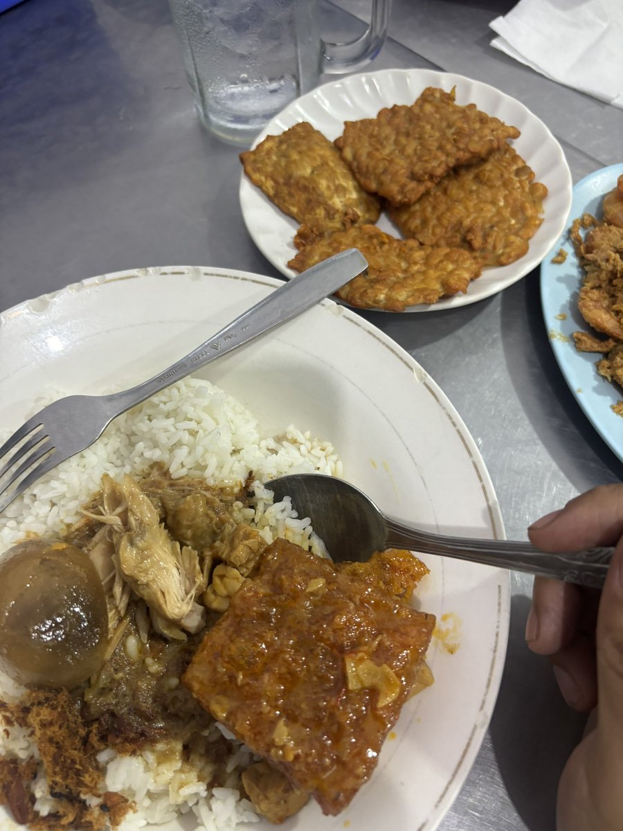 yang bertahan dengan rasa

rumah makan ini tampil turun-temurun, dari zaman kakek sekarang sampai cucu masih ada dengan menu yang sama sejak mulanya

masakan rumahan dengan beragam opsi minuman yang segar. semua makanannya berbumbu medok - agak manis nan segar. 

kalau pesan