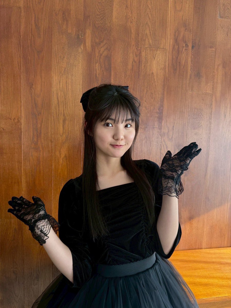 angerme_upfront's tweet image. こんにちもっち〜🍑🪽
長野桃羽ですっ！

#アップトゥボーイ vol.360 本日発売です🌟
改めて創刊40周年おめでとうございます🍀*゜

制服や黒タートルなどの衣装の他にも
Winkさんオマージュの撮影に
ロージークロニクルの上村さんと挑戦させていただきました✨

ぜひチェックしてくださいね💛