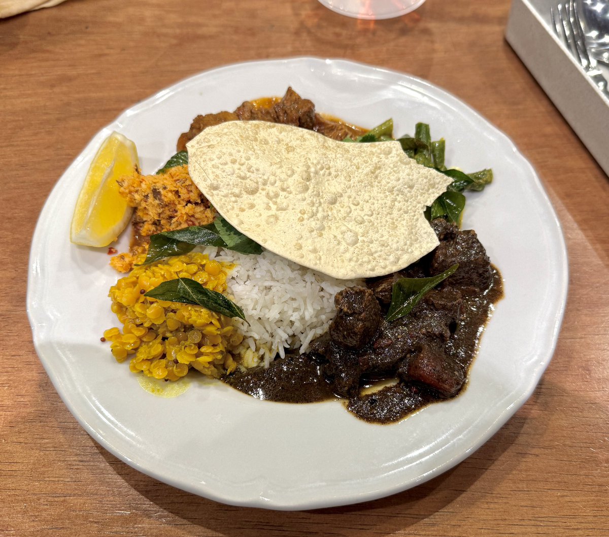 3連休前の華金だけど特に予定もなかったのでRomeo Breweryへ。今日はスリランカカレーの日だったからレッドチキンとブラックポークのあいがけカレーを食べた