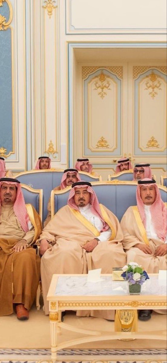 تشرف ليلة البارحة الشيخ / خليل بن حمود السهيّان بالسلام على سيدي صاحب السمو الملكي الأمير محمد بن سلمان بن عبدالعزيز آل سعود، ولي العهد رئيس مجلس الوزراء – حفظه الله –
وهو شرف نعتز به، ودلالة على عمق اللحمة بين القيادة وأبناء الوطن.
نسأل الله أن يحفظ سموه، وأن يمدّه بعونه