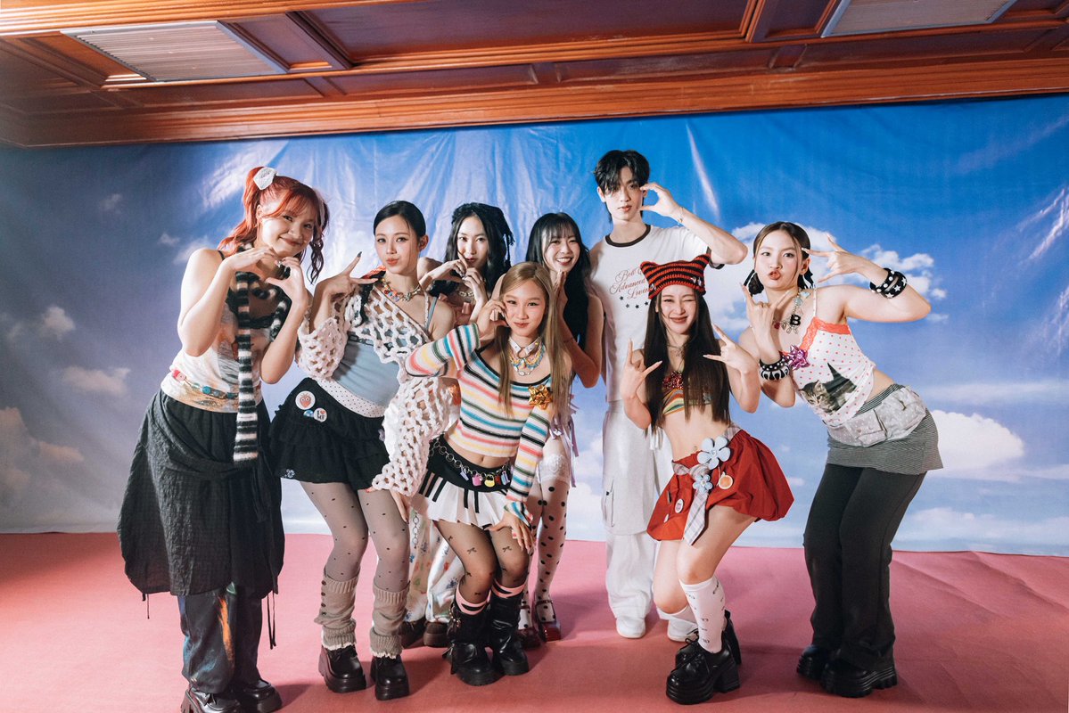 DomundiTV's tweet image. ขอขอบคุณ @OSMusicLab ที่ให้ “โทมัส” @tthomastc ได้มาเป็นส่วนหนึ่งของ Music Video เพลง “มอญซ่อนผ้า (Hidden Love)” ด้วยนะคะ 🥰

ฝากทุกคนติดตามรับชม Official Music Video เพลง CHiLLiZ - มอญซ่อนผ้า (Hidden Love) ✨️
🔗 : youtu.be/Q0Im6XTXLgo?si…

#CHiLLiZ_มอญซ่อนผ้า
#tthomastc