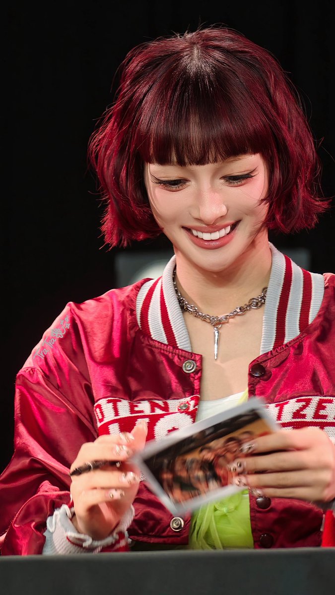 XGのJURINが名古屋ファンサイン会でファンに優しく対応