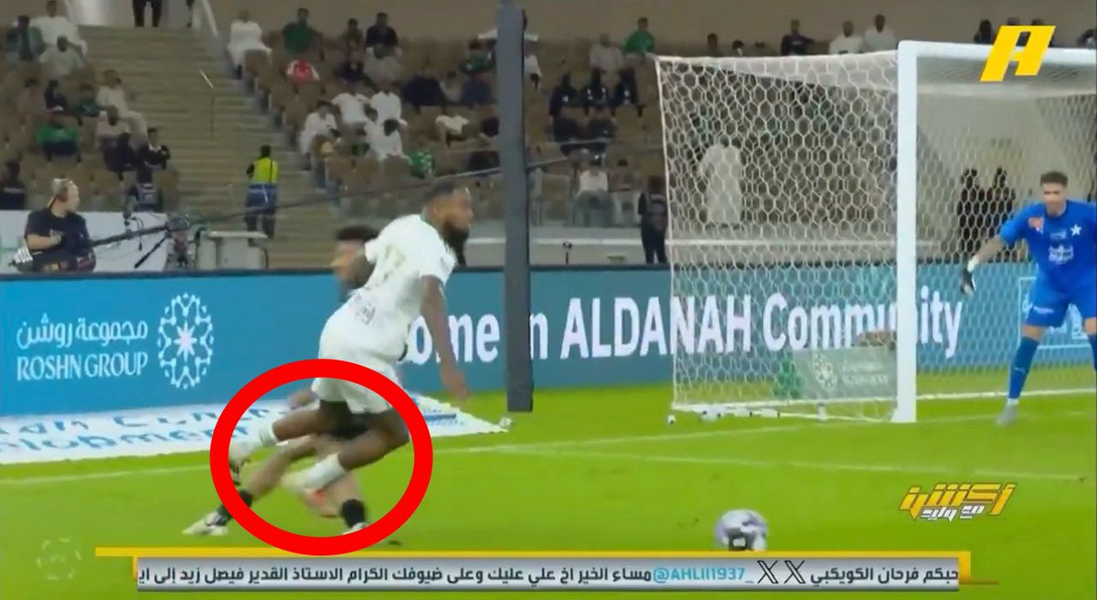 🚨 كيف يحصل الأهلي على ضربات جزاء ؟

🚨 وهل لو يتم التعامل جديًا من الحكم مع اللقطات كنا سنرى ضربات جزاء أكثر ؟

🤔🤔🤔🤔

كثافة الاهلي الهجومية تُربك المنافسين وتجبرهم على إرتكاب الأخطاء .. وهذه حقيقة تكتيكية بإمكان أي شخص البحث عنها علميًا ونظريًا !

الأهلي يرسل الكرات كثيرًا