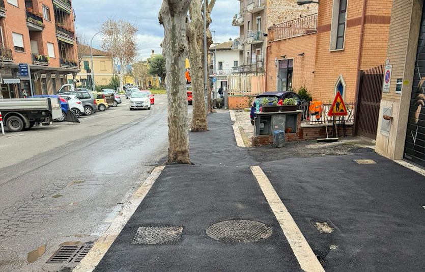 EAniballi's tweet photo. Guidonia – Guidonia – È marciapiedegate a via dell’Unione? I fatti e quelle intimidazioni contenute nel video poi rimosso https://t.co/6gITop8fIh https://t.co/CqAsnWQpOw