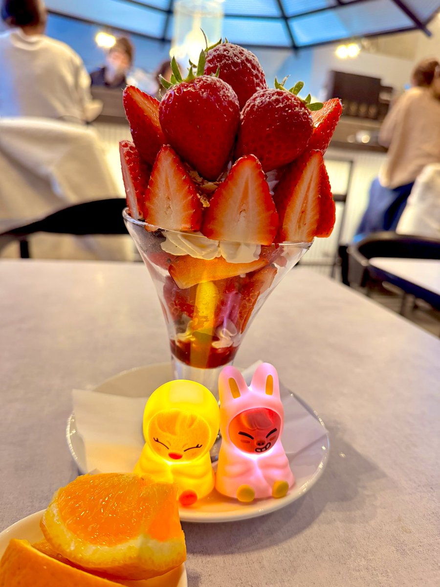 Felix143haruna's tweet photo. 今年も딸기🍓やってきたね❤︎
地元西宮にある
卸の八百屋さんがやってるCafeに
パフェ食べに行ってきた😋
あまおうのパフェで有名みたいやけど
今日は空浮苺オススメして頂いて
こちらに🍓*.+゜
いちごが甘々で幸せすぎた❤︎
#딸기
#82CAFE https://t.co/JyKlQzuUZy