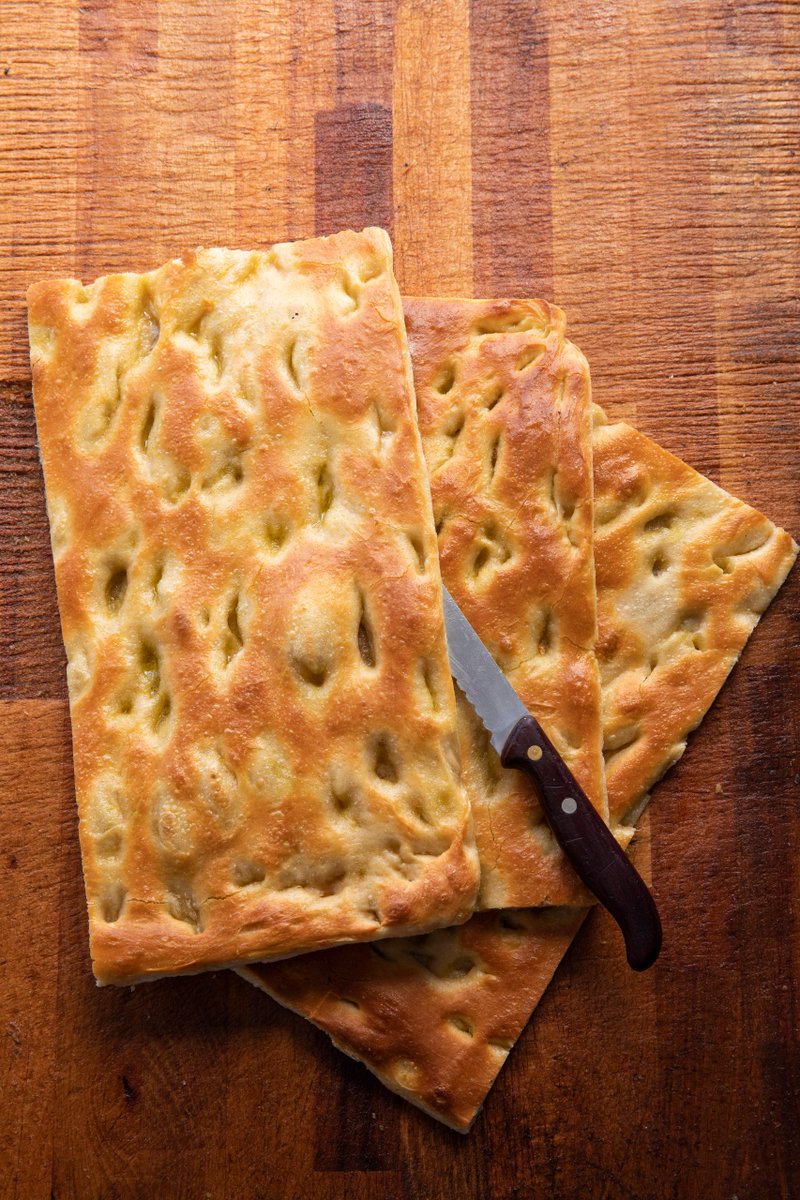 Regina indiscussa della tradizione genovese, la focaccia, è per noi qualcosa da gustare a qualunque ora del giorno: dalla colazione, inzuppandola in un buon cappuccino, a merenda mentre passeggi per le vie del centro, tenendo tra le tue mani una bella "slerfa" calda.