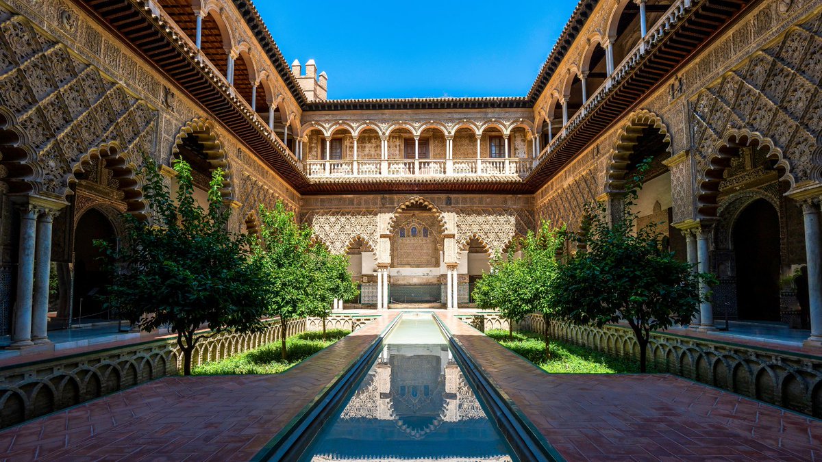 sevillaciudad's tweet photo. 🤔 ¿Sabías que...?
🏰 Quien cruza hoy el Patio de Banderas o contempla las murallas del @SevillaAlcazar difícilmente imagina que, bajo sus pies, se han documentado restos vinculados al frente portuario de la antigua #Hispalis romana. ¡Descúbrelo! 👇
https://t.co/AZq1rX1ptk https://t.co/OPlhPkQiX6