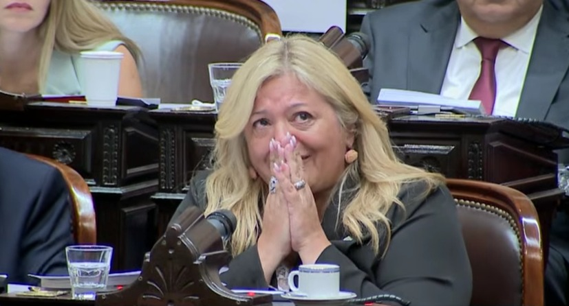 Karina Maureira lloró pero votó a favor de la reforma laboral del oficialismo neuquenweb.com/karina-maureir…