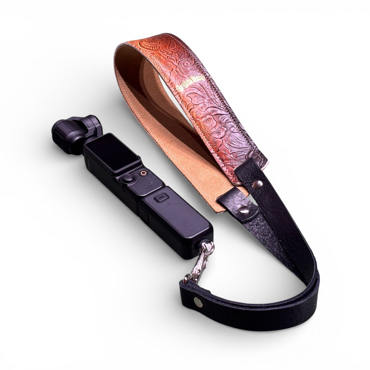 Grandeuomo2016's tweet image. Osmo Pocket3のネックストラップを作ってみました。

首に当たる部分は手染めでサンバーストにしてあります。

安定性のあるイタリアンスエードを裏地に、中にはレザークッションを入れてあるので装着した時の着け心地は抜群です。

#osmopocket3 #カメラストラップ #レザーストラップ