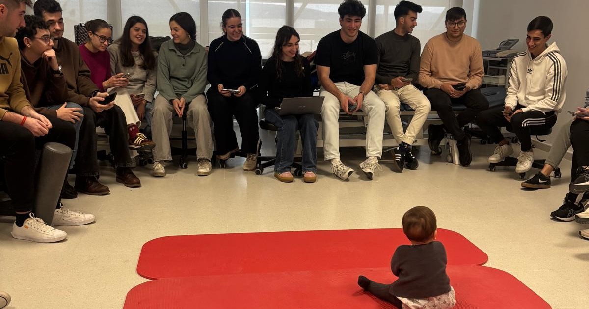 euosuna's tweet image. 👶🩺 Nuestro alumnado del Grado en Fisioterapia vivió una experiencia única en Prácticas de Fisioterapia Pediátrica: valorar a un bebé y aplicar conocimientos clínicos en un entorno real. 

Formación práctica, cercana y orientada a la atención temprana. 

#EUO #Fisioterapia