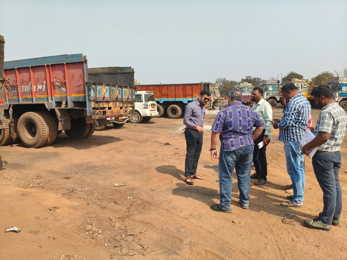 dm_jharsuguda's tweet image. ବ୍ରଜରାଜନଗର ଠାରେ ପ୍ରସ୍ତାବିତ #ଟ୍ରକ୍_ଟର୍ମିନସର ସମ୍ପ୍ରସାରଣ ପାଇଁ ଜିଲ୍ଲାପାଳ ଶ୍ରୀ କୁଣାଲ ମୋତିରାମ ଚହ୍ବାଣ ସ୍ଥଳ ପରିଦର୍ଶନ କରିଛନ୍ତି। ଏହି ପରିଦର୍ଶନ ସମୟରେ ଜିଲ୍ଲାପାଳ ଜମି ଚିହ୍ନଟ କରିବା ସହ ପ୍ରକଳ୍ପର ତ୍ୱରାନ୍ୱିତ ପାଇଁ ବିଭିନ୍ନ ବିଭାଗକୁ ନିର୍ଦ୍ଦେଶ ଦେଇଛନ୍ତି। 

#SiteVisit #CollectorJharsuguda