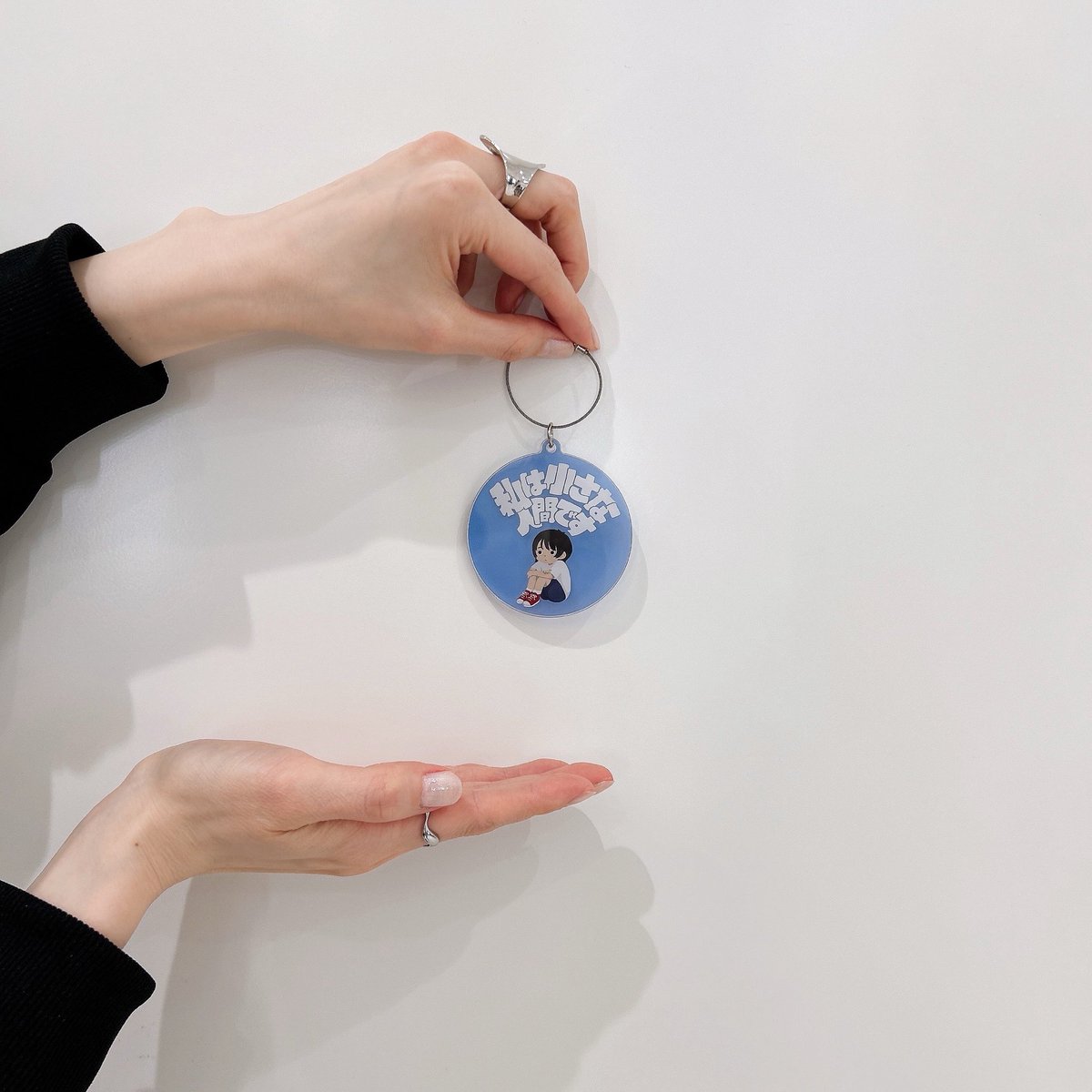 番組内のコーナーをイメージした「小さな人間アクキー」＆ポップな