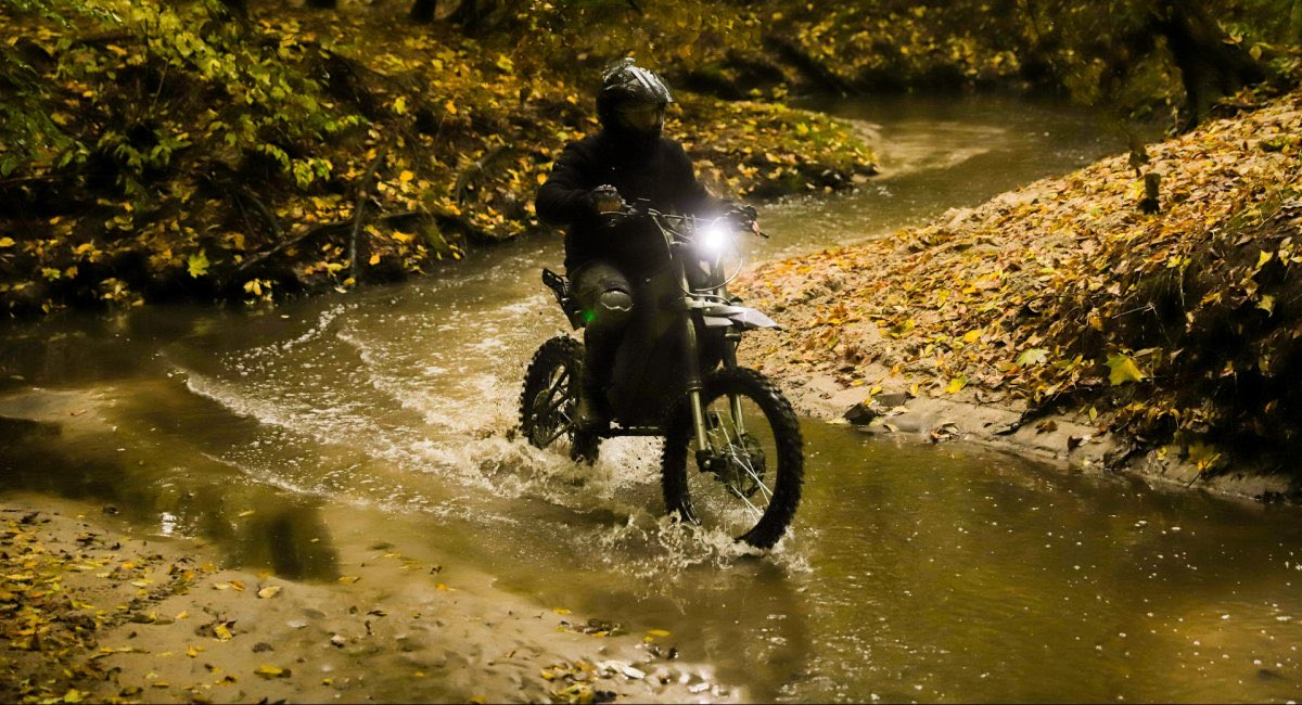 Pingvinpro's tweet photo. 🏍️ WolfStorm для фронту
В Україні запустили серійне виробництво #електробайк #WolfStorm для #СилиОборони: до 100 км ходу, заміна батареї за 30 с, маса 100 кг і вантажність 200 кг. Рішення створене з військовими та посилює #MilitaryTech і #УкраїнськеВиробництво. https://t.co/wXahFgcvUo