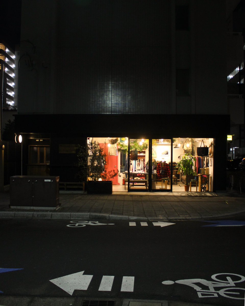 夜はやっぱりカッコイイ◎
けど昼は中が真っ暗。うんと暗い。

どんどんと大好きな場所に。
ここからまだまだ頑張りたい🏡
今月も後少しですが、

いつも来てくれる人も、
まだ来た事のない人も、
今初めて存在知った人も、
行く事は無いな、て人も、

どうぞ宜しくお願いします😃