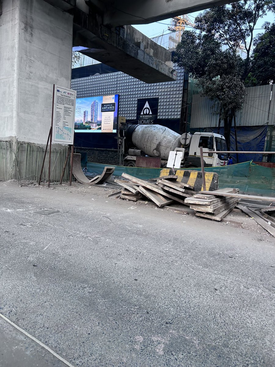 AmitRustagi1981's tweet photo. @mybmcWardS @mybmc @Dev_Fadnavis @mashrujeet @RoadsOfMumbai @CMOMaharashtra @mieknathshinde @sanjaydinapati1 @MumbaiMetro01 @MumbaiFootpaths @AshwiniBhide @mumbaimetro4 LBS Road Kanjur Marg-Gandhi Nagar Signal, Metro-4/BMC has made LBS Dumping Ground. Debris, Metal, Iron, Cement https://t.co/bwpJuxMFMo