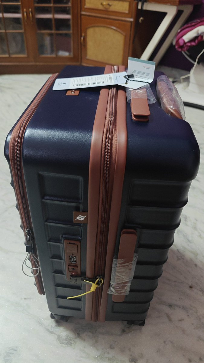 Sagar3022's tweet photo. @MyntraSupport i am not sure who does this but in this but how do you think a person can look the compele product if you lock both the zipper. And if i break this it become un-returnable. https://t.co/9u3jJLpkG8