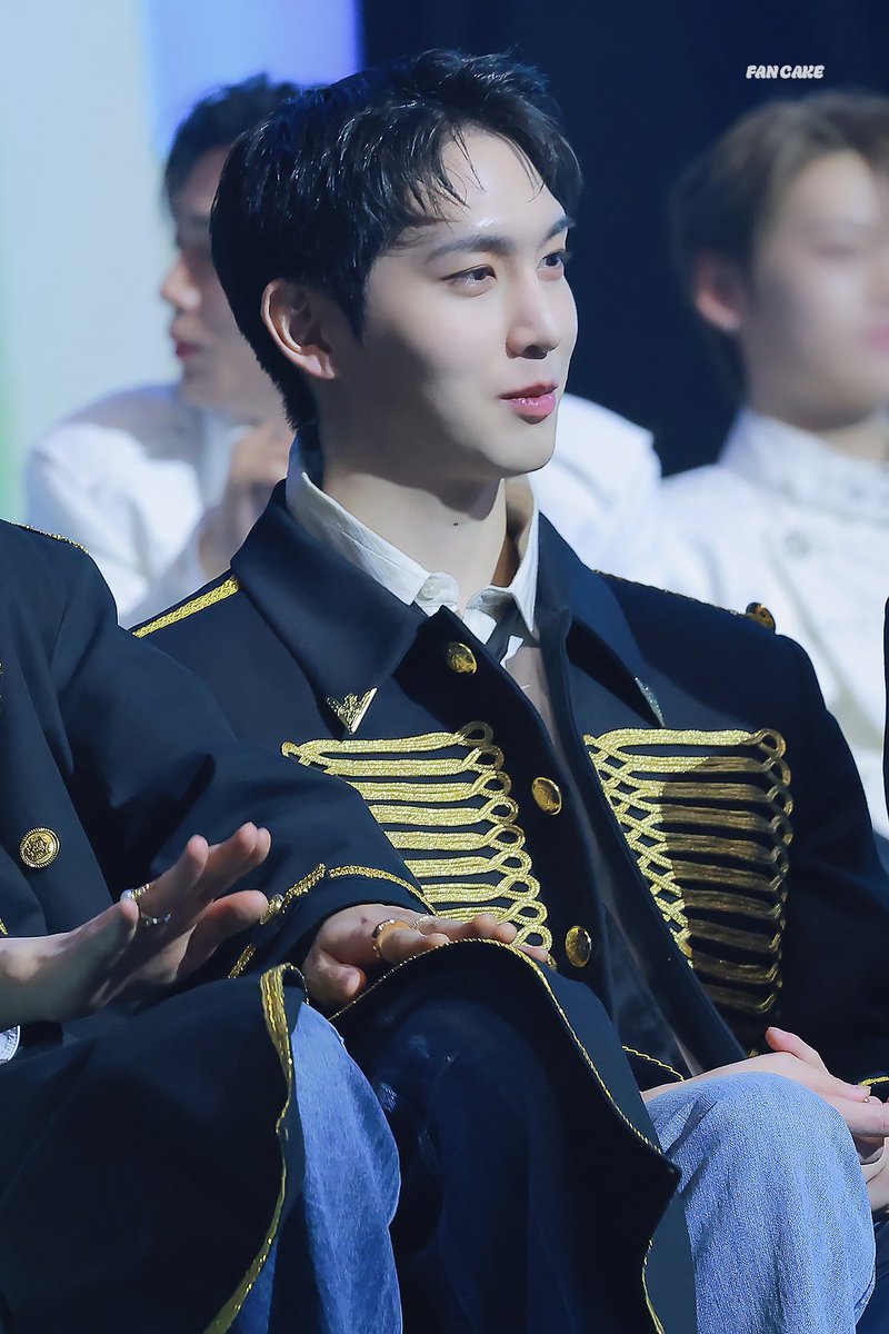 Huisfan_cake's tweet photo. 260215 
한터뮤직어워즈 2025

🐰👑✨

#펜타곤 #PENTAGON 
#신원 #고신원 #SHINWON https://t.co/Wq0I1aWDzy