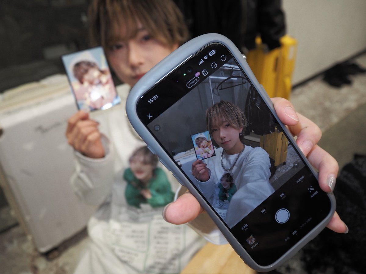 早速カメラ大活躍❕📸 今日は生写真のサインかきかきしてきた~ 当たり