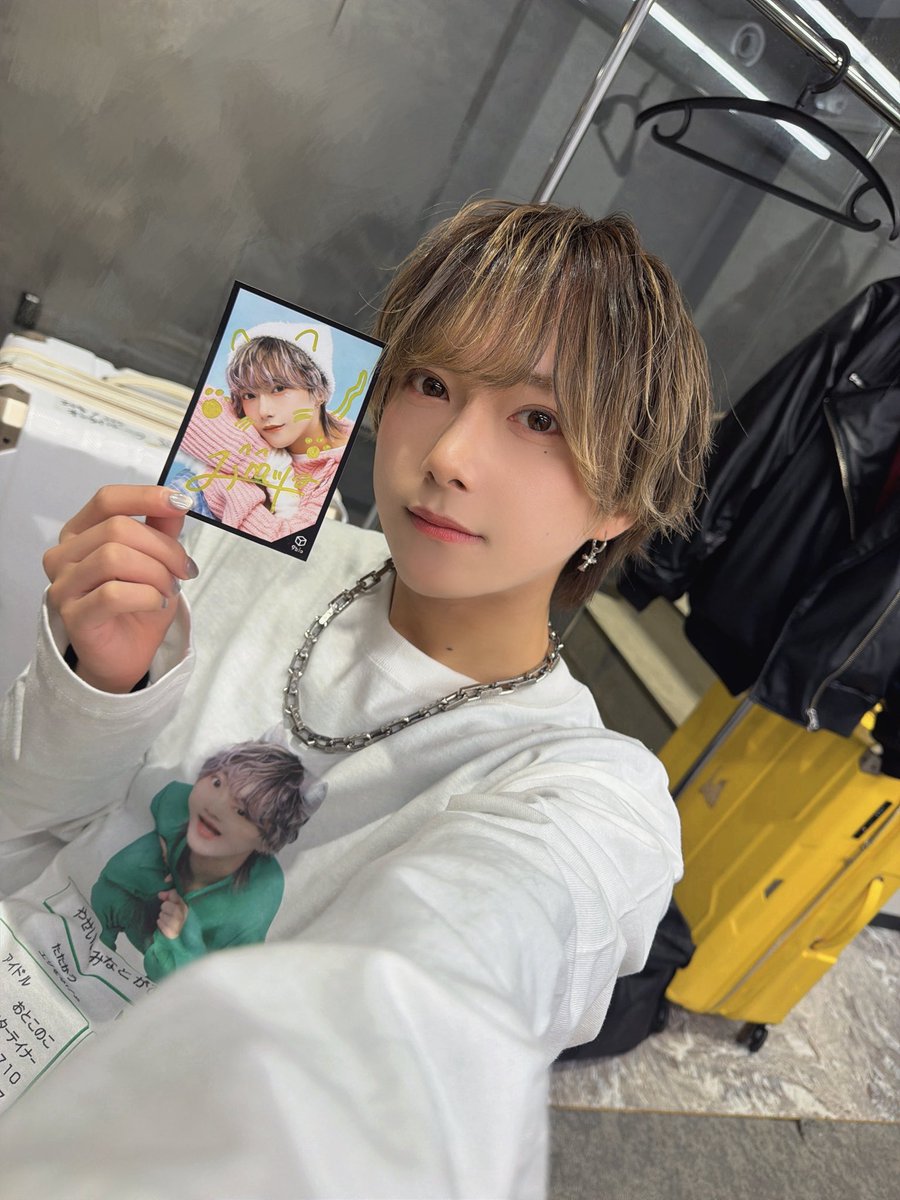 早速カメラ大活躍❕📸 今日は生写真のサインかきかきしてきた~ 当たり