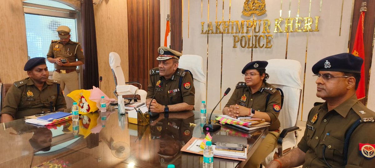 #लखीमपुर #एडीजी #लखनऊ जोन प्रवीन कुमार #पुलिस लाइन लखीमपुर के ग्राउंड में पत्रकारों से वार्ता शुरू। उनके साथ #पुलिस अधीक्षक डॉक्टर ख्याति खरे, अपर #पुलिस अधीक्षक पवन गौतम, अपर पुलिस अधीक्षक अमित राय भी मौजूद।