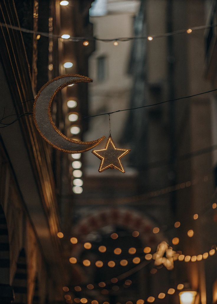 Sual: Oruca niyetin vakti ne zaman başlar?
CEVAP
Ramazanda ve nafile oruçlarda niyetin vakti, Güneş battıktan sonra başlar. Son vakti ise, ertesi günü dahve-i kübra vaktine kadardır. Dahve-i kübra vakti, şer’î gündüzün yani imsak vaktiyle akşam vakti arasındaki zamanın yarısıdır.