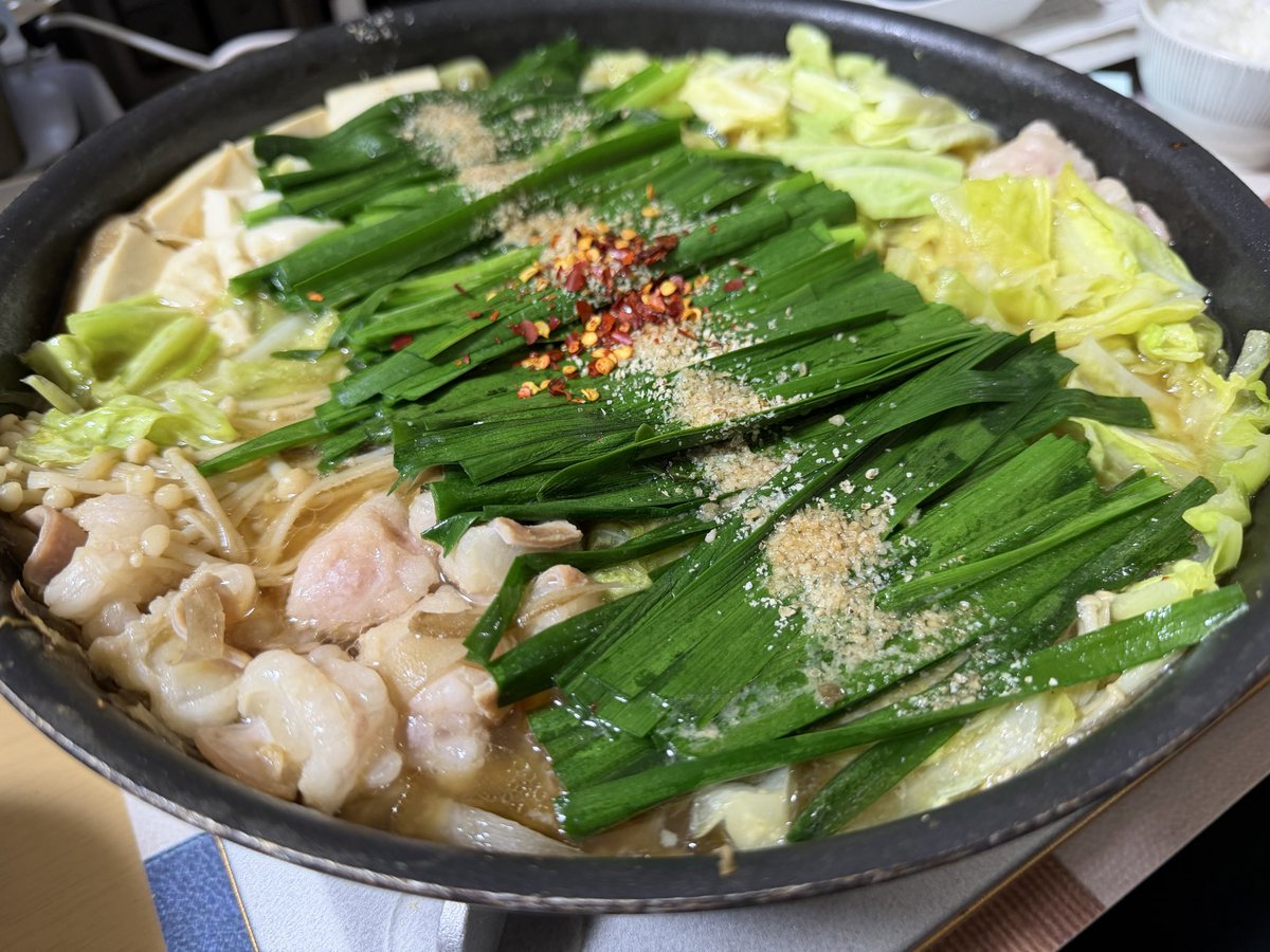 福岡で買ってきたモツ鍋のもとで、今夜はもつ鍋😋️ やっぱり本場の味