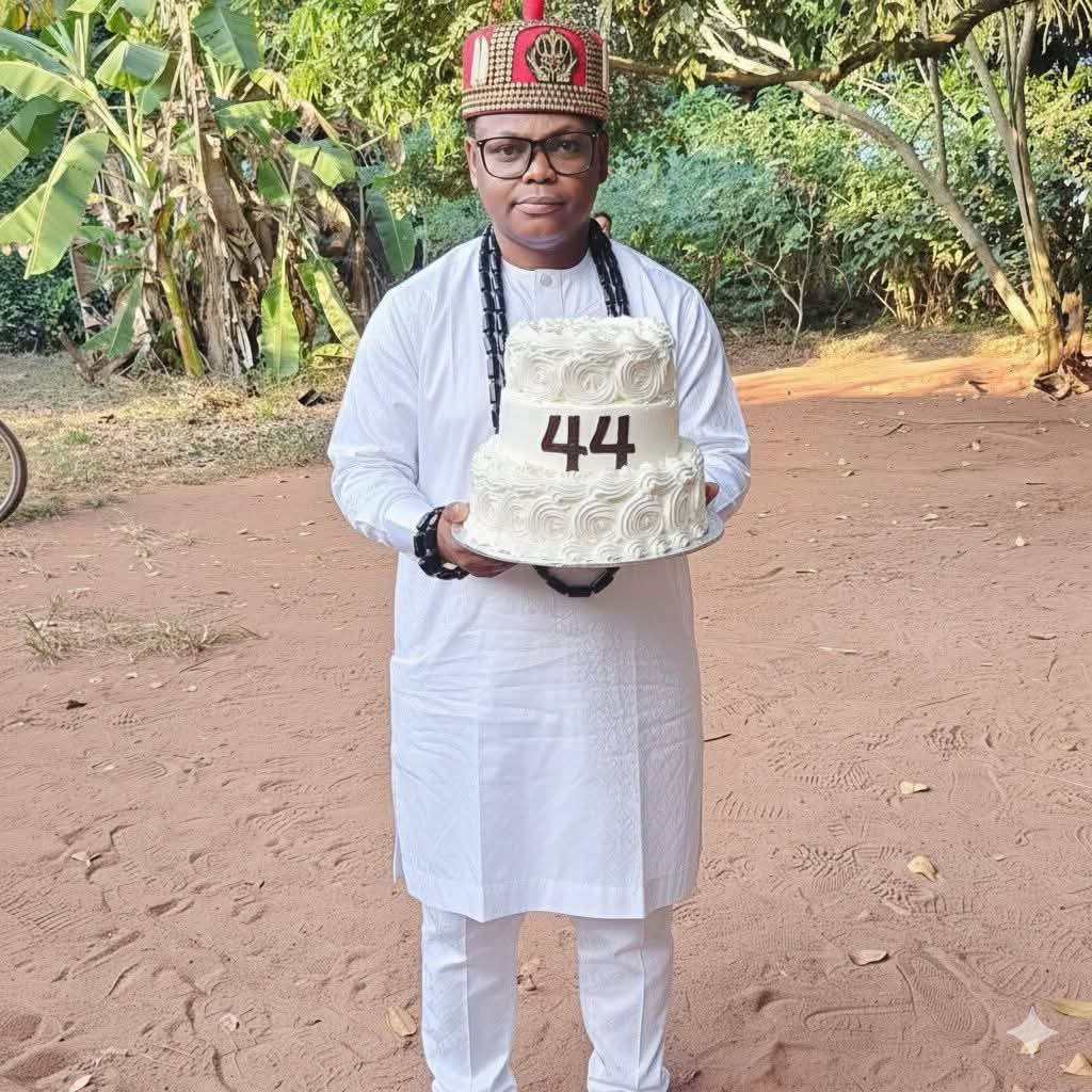 TheDamiForeign's tweet image. Happy 44th birthday to the meme king, Osita Iheme Aka Paw Paw😁🎉🥳

Drop your favorite meme of him😂👇