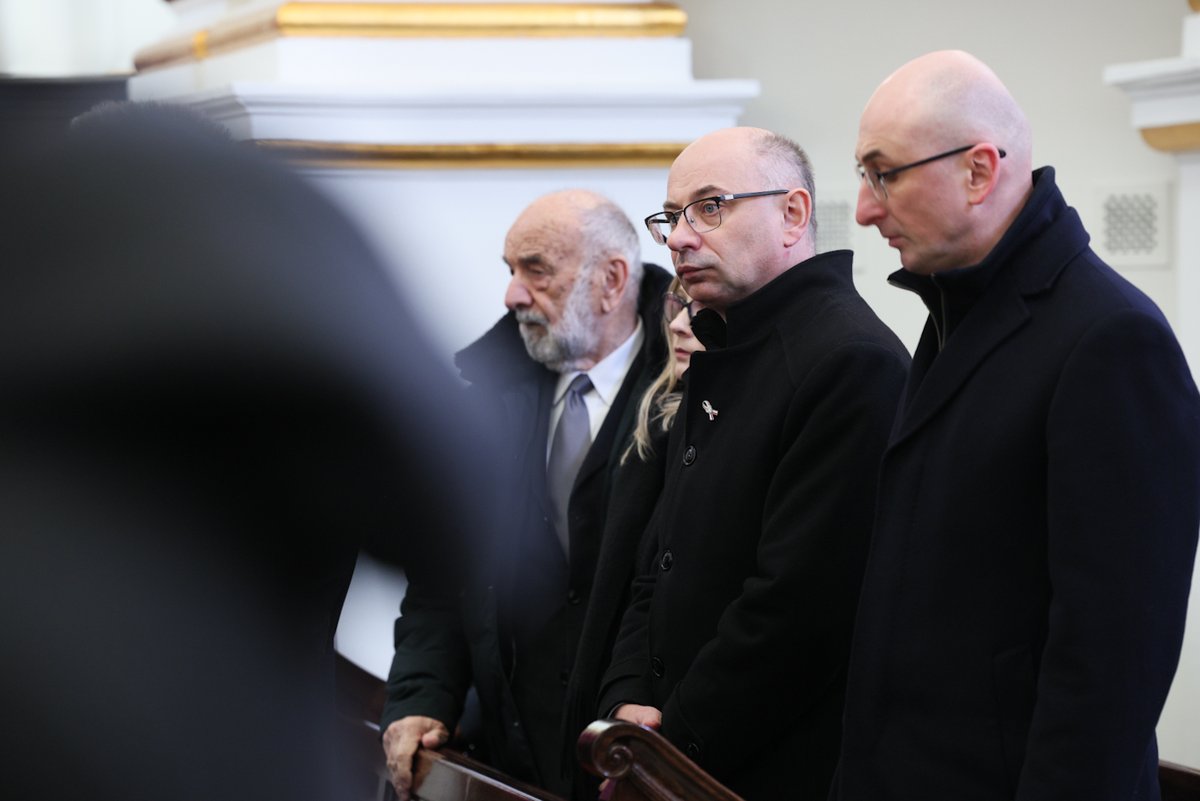 🏴 Na Starych Powązkach w Warszawie spoczął Andrzej Jankowski – żołnierz #AK i sędzia, który przez ponad 30 lat – kierując Okręgową Komisją Badania Zbrodni  Hitlerowskich #IPN w Kielcach – ścigał niemieckich zbrodniarzy wojennych. 

➡️ Uroczystości pogrzebowe rozpoczęły się Mszą