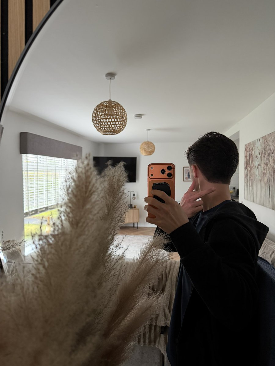 fresh trim, who’s starting today’s draining off by sending 30 for my haircut 💸🤴

#cashmaster
#alpha
#feet
#paypigs