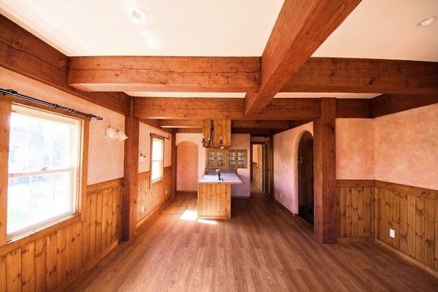 「この賃貸、全部屋かわいくて募集のたびに心惹かれる! 薔薇が伝う外観、アイアンの門」|戸田江美 / デザイナー大家のイラスト