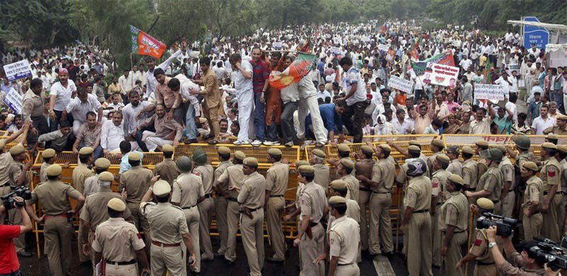 2010 में दिल्ली में कॉमनवेल्थ गेम्स हो रहे थे। पूरी दुनिया की नजरें भारत पर थीं, और देश की प्रतिष्ठा दांव पर लगी हुई थी। उस समय भाजपा ने इन खेलों के खिलाफ़ लगातार विरोध प्रदर्शन किए। तत्कालीन भाजपा अध्यक्ष नितिन गडकरी खुद इन विरोधों का नेतृत्व कर रहे थे, भ्रष्टाचार के आरोप लगाते