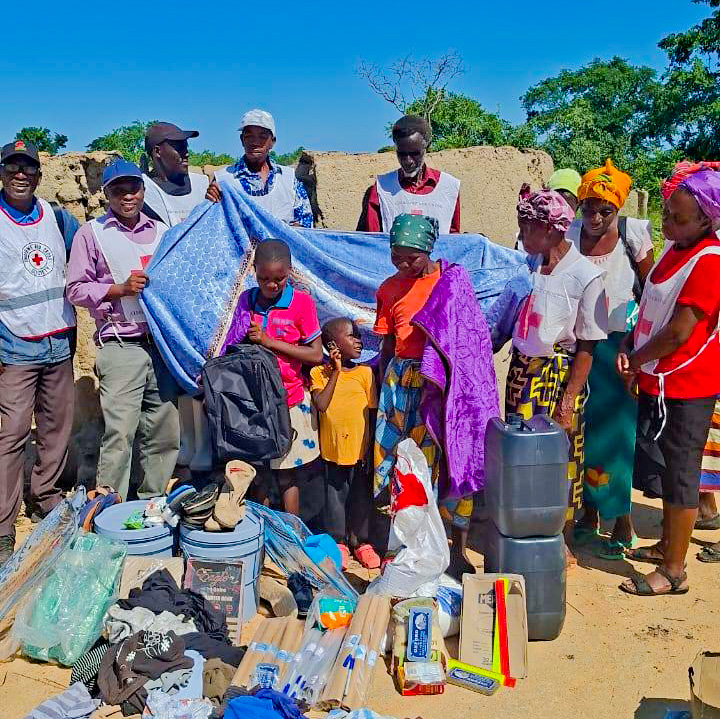kopanomasilo6's tweet photo. In Songwa, Hwange, @ZrcsRed  members returned after a lightning strike to help an elderly woman secure her home. In Malilangwe, others spent the day helping a widow in her field.
Just #humanity  in action. You too can be part of that impact here:  https://t.co/lz7lVq0JyY https://t.co/eEr9Lz84cw