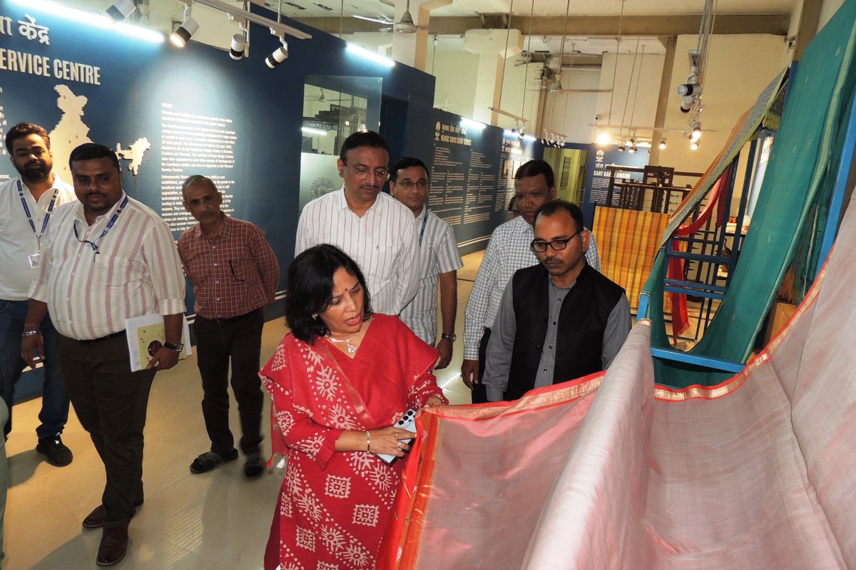 MahaTextile's tweet photo. Principal Secretary (Textiles) Smt. Anshu Sinha's visit to Weavers Service Center, Mumbai.
#Gom #Mininstryoftextiles #Maharashtragovernment #Textilepolicy #Weavers #WeaversServiceCentre #Textiles https://t.co/1uO60pN40G