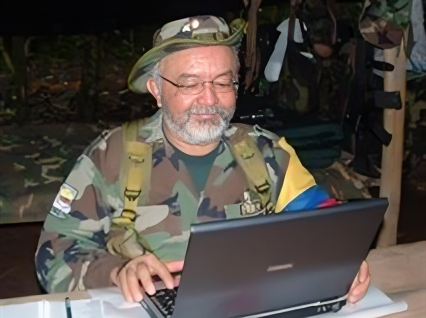 Horadelaverdad's tweet image. #Envivo "La Interpol certificó que los computadores de Raúl Reyes eran auténticos y no fueron manipulados. La Corte Suprema de Justicia de Colombia solo los descartó como prueba por un tema de procedimiento, no por dudas sobre su contenido.

Es decir: jurídicamente no valieron,