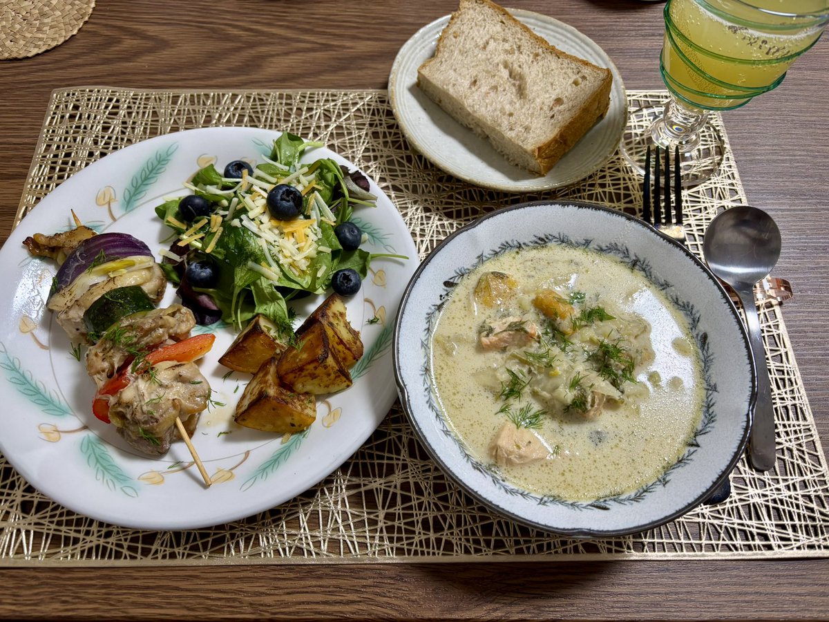 夕飯。サーモンスープ他。沢山仕込んだものを少しずつ消費しています。