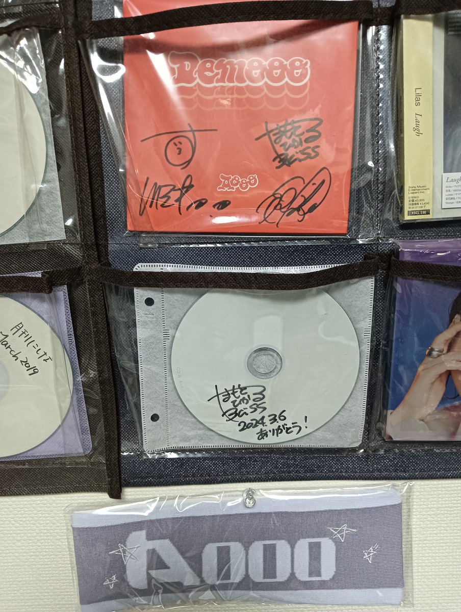 Aooo やまもとひかる サイン入り CD ヘアバンドは似合わないので、結果こんな飾り方に落ち着きました◎Aooo
