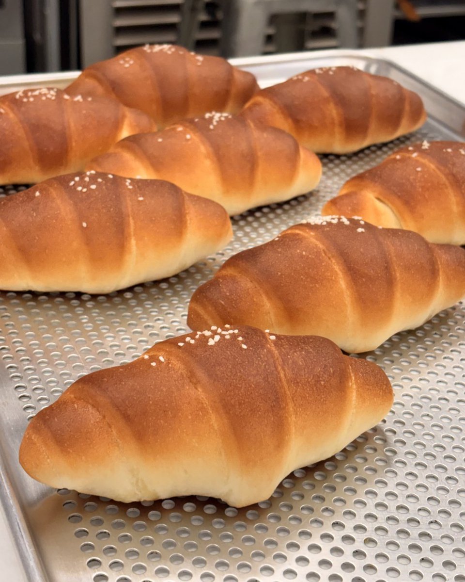 ParisBaguetteUS's tweet photo. Just a little twist of happiness 🥐💛
#saltedbuttertwistroll #parisbaguette #saltbread #pastries #cafe https://t.co/DT3H5kPoul