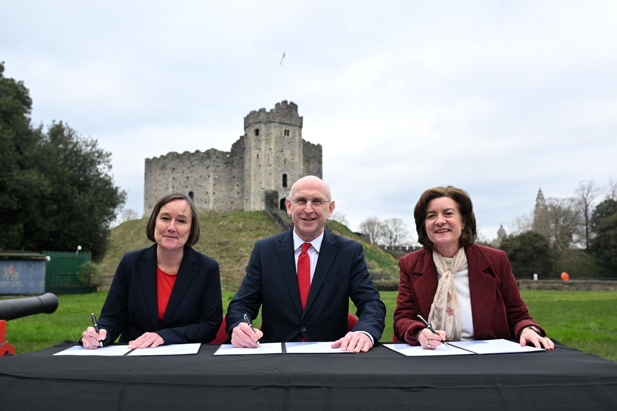 The future of defence is being built in Wales🏴󠁧󠁢󠁷󠁬󠁳󠁿
 
Proud to sign a £50 million Defence Growth Deal alongside <a href="/PrifWeinidog/">Eluned Morgan</a> and <a href="/JoStevensLabour/">Jo Stevens</a> which will deliver thousands of skilled jobs, new contracts for Welsh SMEs, and a new Defence Technical Excellence College.