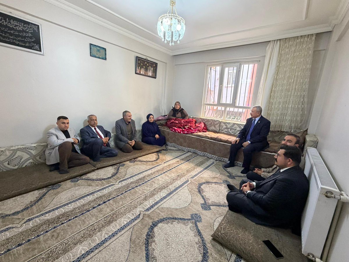 AkHaliliiye's tweet photo. İstanbul Milletvekili İsmail Erdem, İl Yönetim Kurulu Üyesi Ahmet Aslan, İlçe Başkan Yardımcılarımız Abdülkadir Kaya, Mustafa Güneş ve İlçe Teşkilat Üyelerimiz;

2011'de Siirt'te Operasyon Esnasında Araç Kazası Sonucu Şehit Düşen J. Er Abdulkadir Yarcan ‘ın Kıymetli Ailesini Ziyaret Ettiler. 

Ev Sahipliğinden Dolayı Yarcan Ailesine Teşekkür Eder, Şehidimize Allah’tan Rahmet Dileriz.

@RTErdogan @abuyukgumus @bybekirbozdag @acarfaruka @AKGMTeskilat @hakanaksu058 @farukaytek @ensartopcu @bbismailerdem @milhamigunbegi @mbagmanci63 @Avkkaya @mstfagns1
