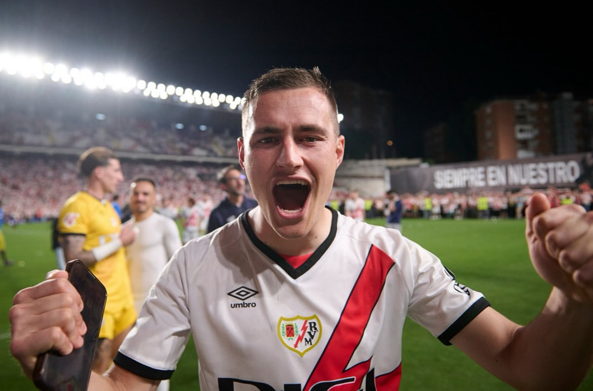 DeFruGxl_'s tweet photo. Hoy es el cumpleaños de :

- El genio de la redonda
- El maestro segoviano
- El sinónimo del gol
- El que lleva el mismo peinado desde los 12 años
- La 🐐

Efectivamente, hoy sopla velas DON JORGE DE FRUTOS SEBASTIÁN. Felicidades ídolo, no nos faltes nunca.

@Jorge_deFrutosS 🎂❤️ https://t.co/7g0XcA0e9o